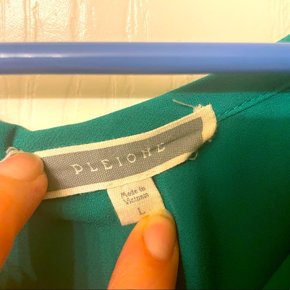 A beautiful lightweight green blouse size large - Picture 3 of 4